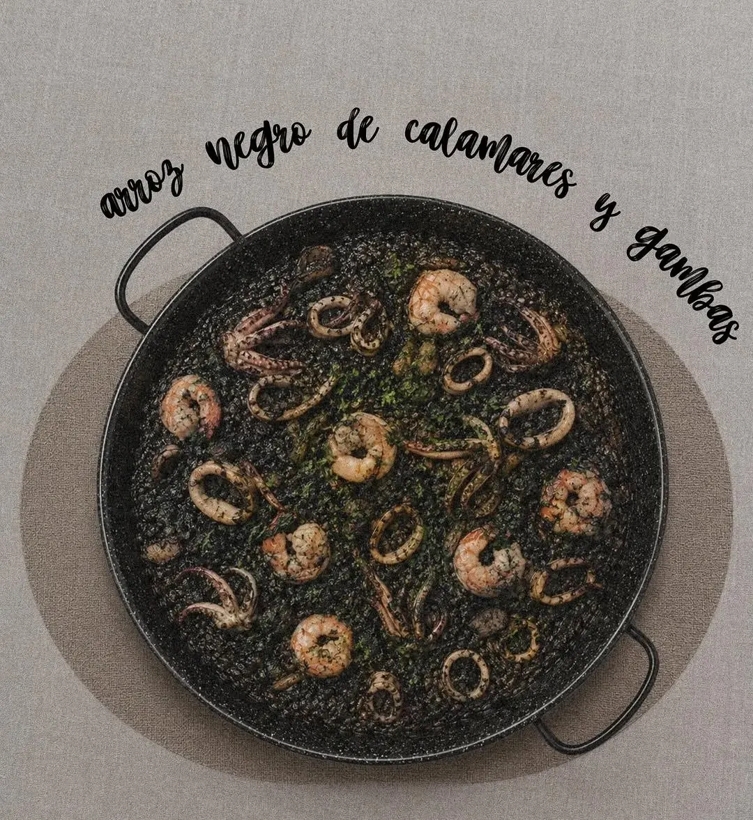 Arroz negro con calamares y gambas