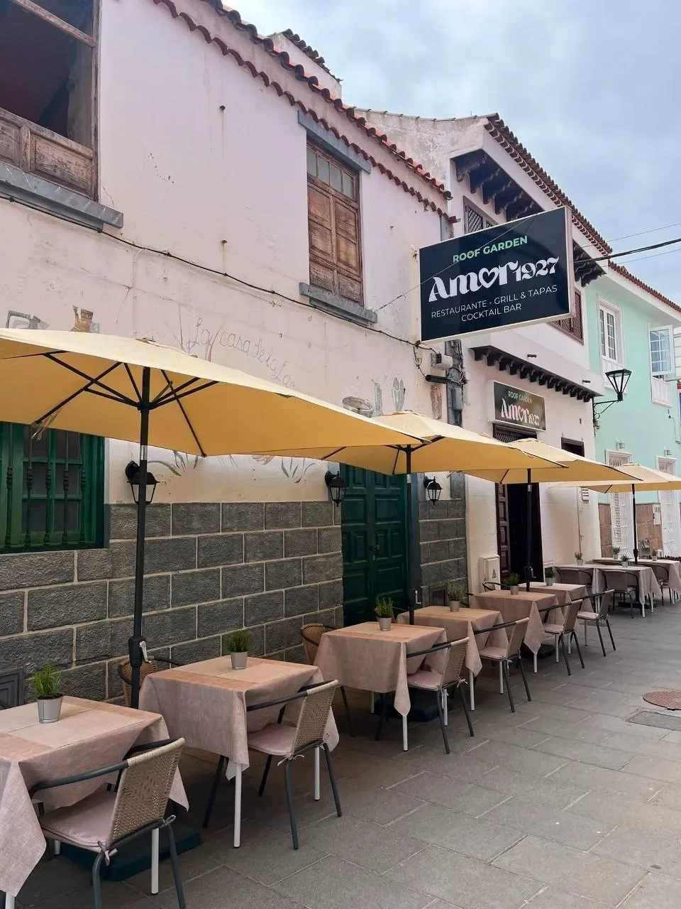 Fachada y terraza exterior de Amor 1927