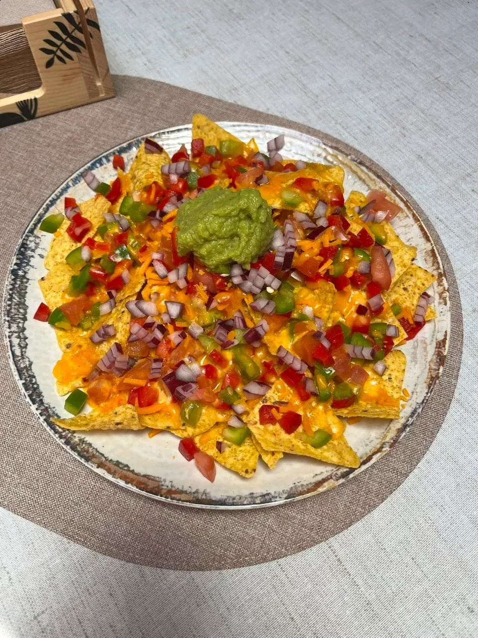 Nachos con verduras frescas y guacamole