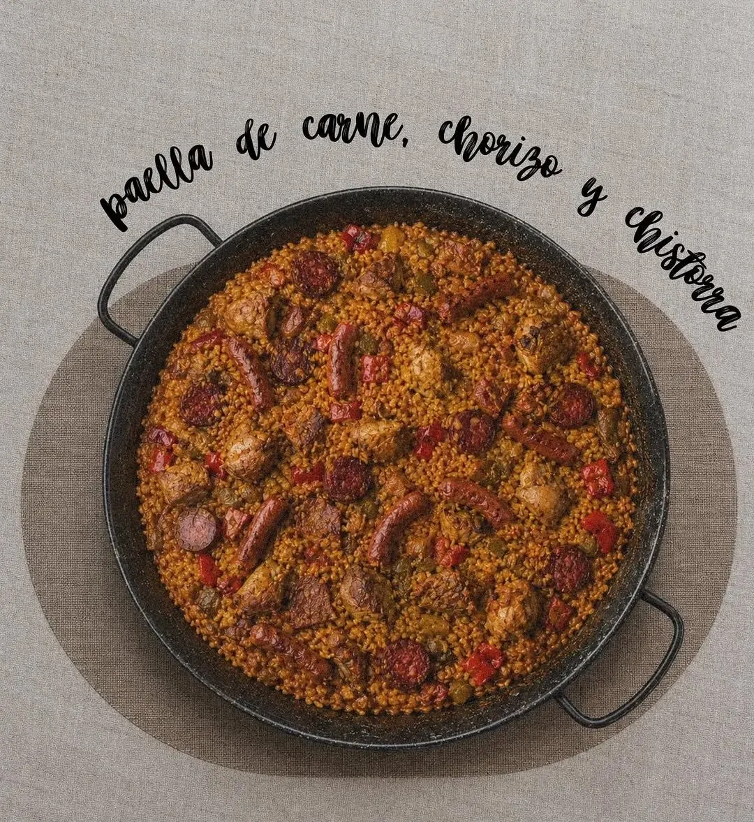 Paella de carne, chorizo y verduras