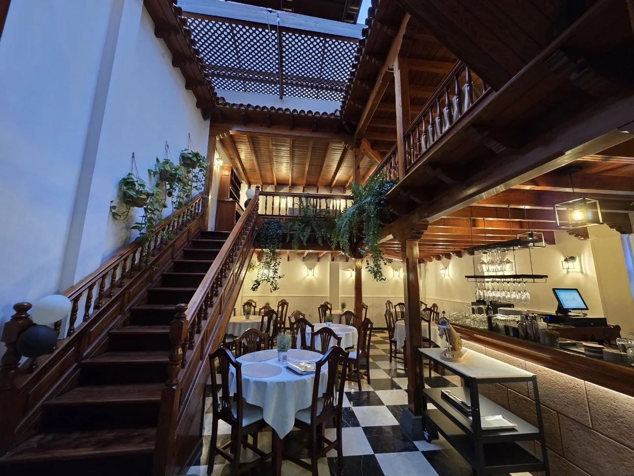 Patio interior de Amor 1927 con escalera de madera