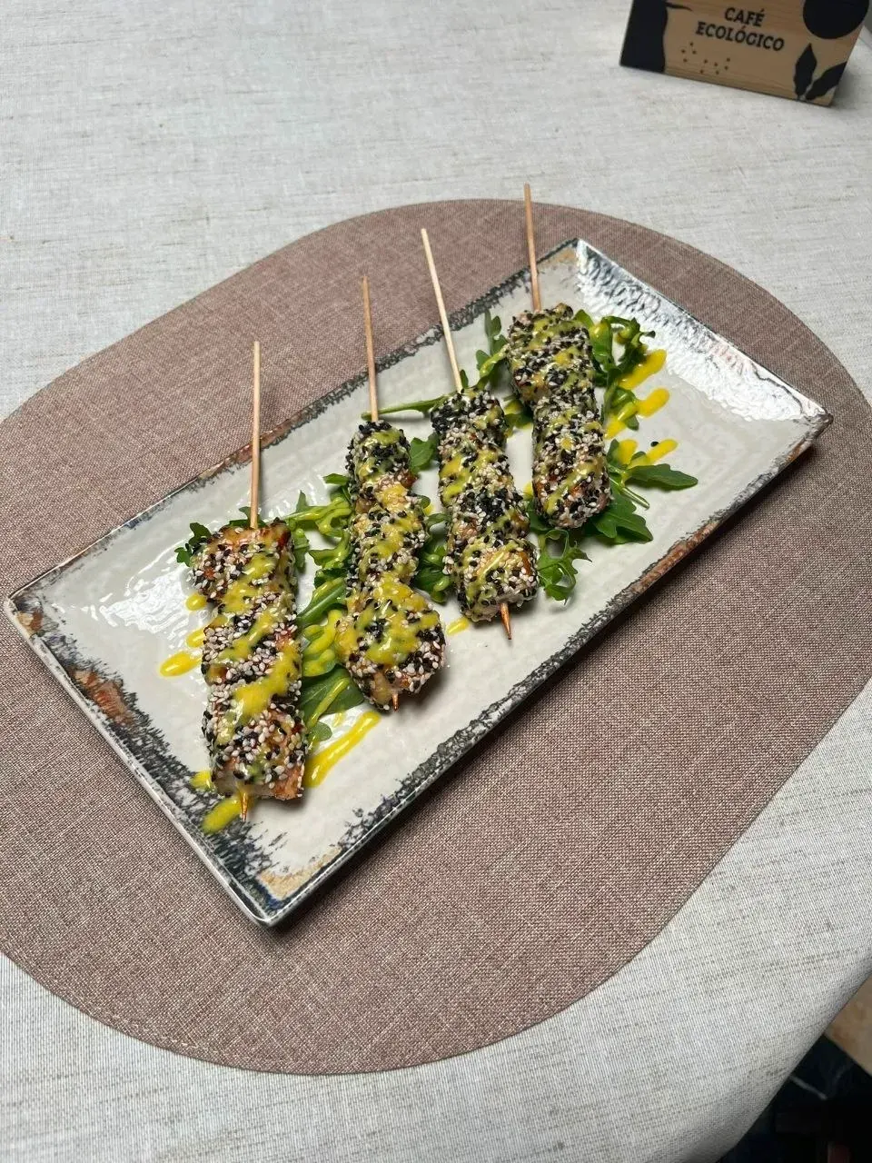 Brochetas de gambas con sésamo