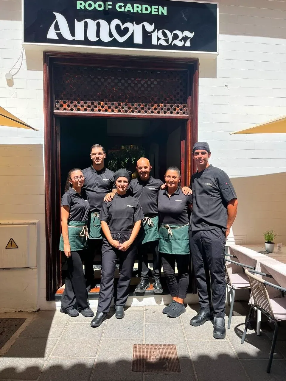 El equipo de Amor 1927 frente al restaurante
